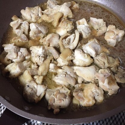 鶏肉を焼いている間に作れるくらいソースのレシピが簡単なのでとてもありがたいです♪時短で美味しいレシピなのでリピート確実です｀ｨ(´∀｀∩